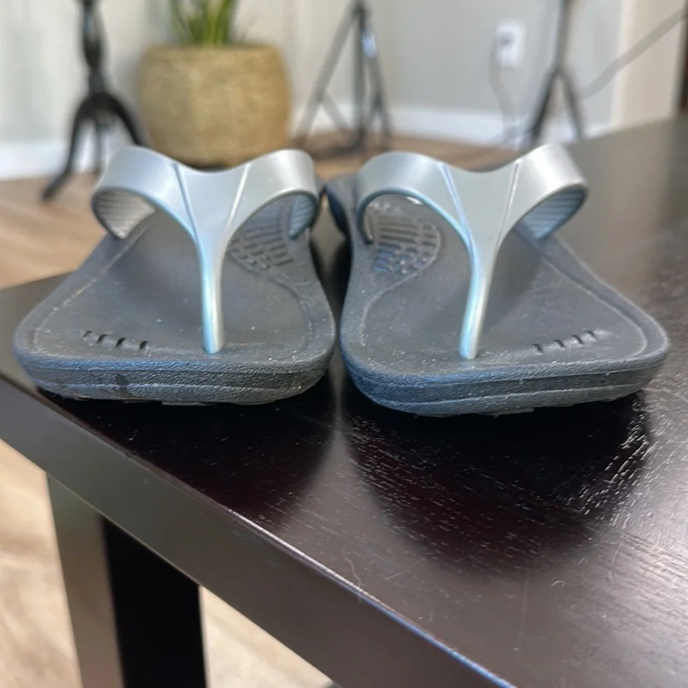 Okabashi silver made in USA flip flops SZ M/L